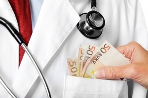 Arzt bekommt Bargeld zugesteckt