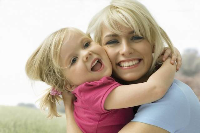 hija-feliz-madre-abrazar-durante-cumpleanos-infantiles