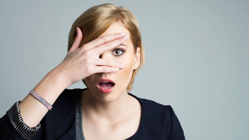 Mujer-tapandose-la-cara-con-su-mano-abierta-para-poder-ver-con-un-ojo-1024x576