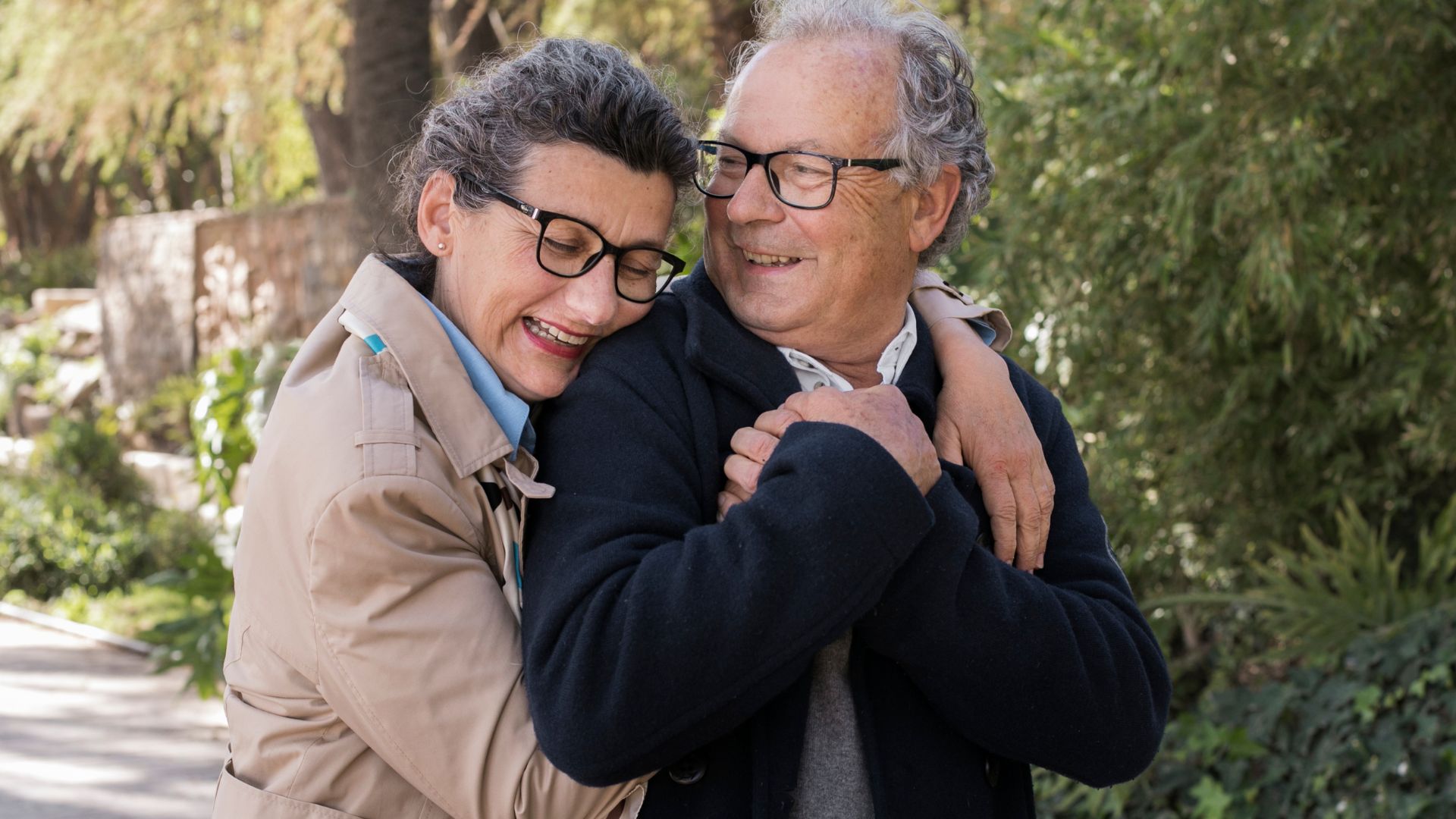 tiro-medio-personas-mayores-felices